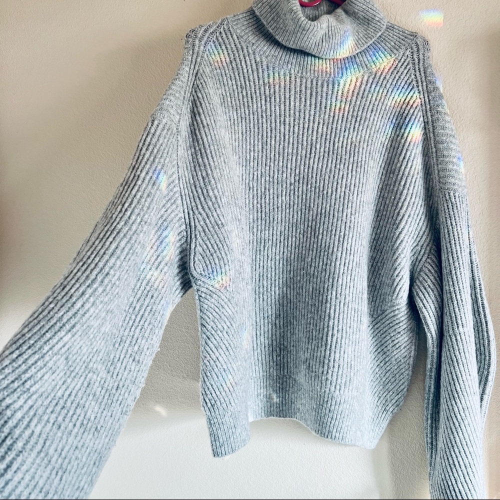 • Ribbed Turtleneck sweater •